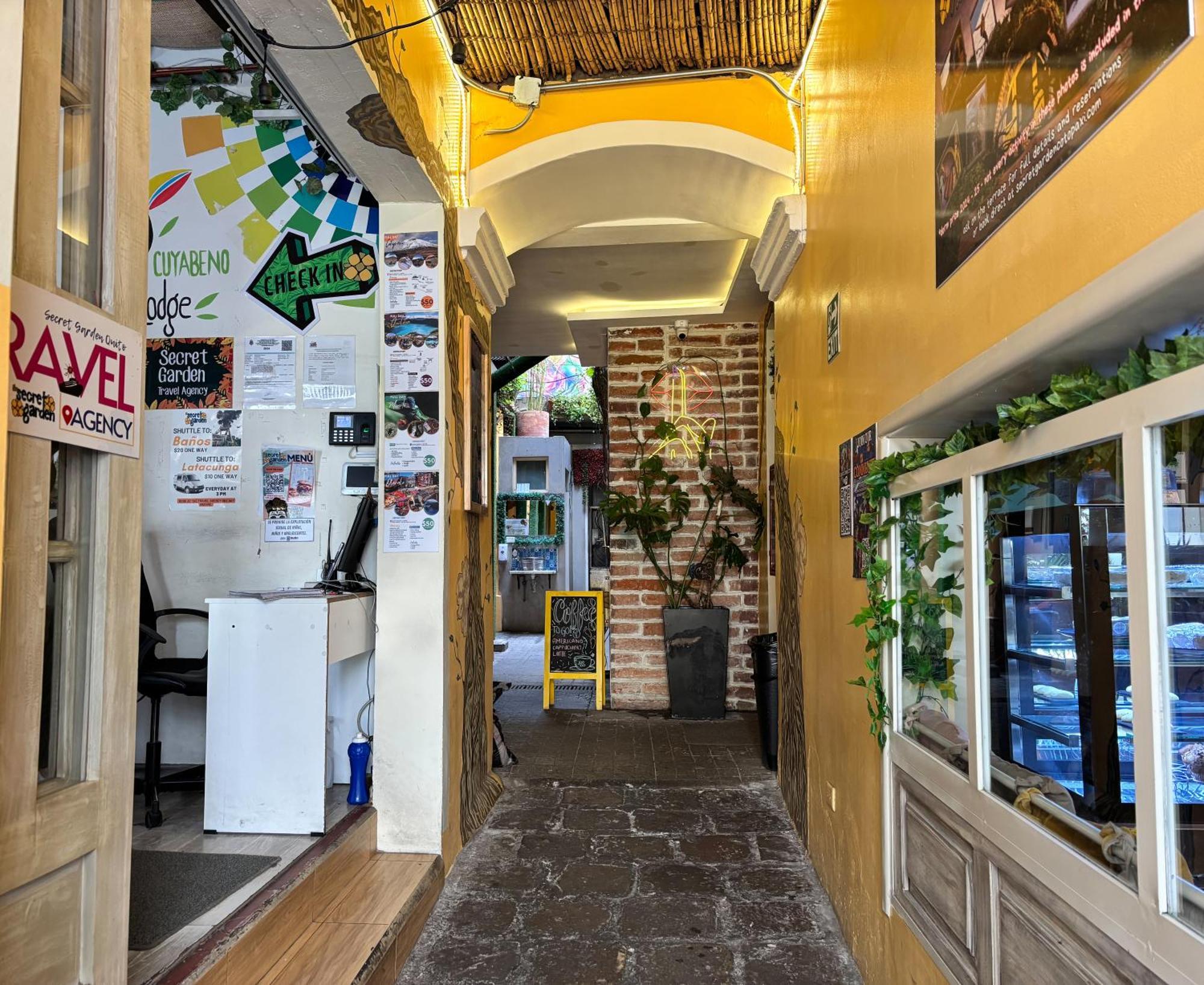 The Secret Garden Hostel Quito Exterior foto