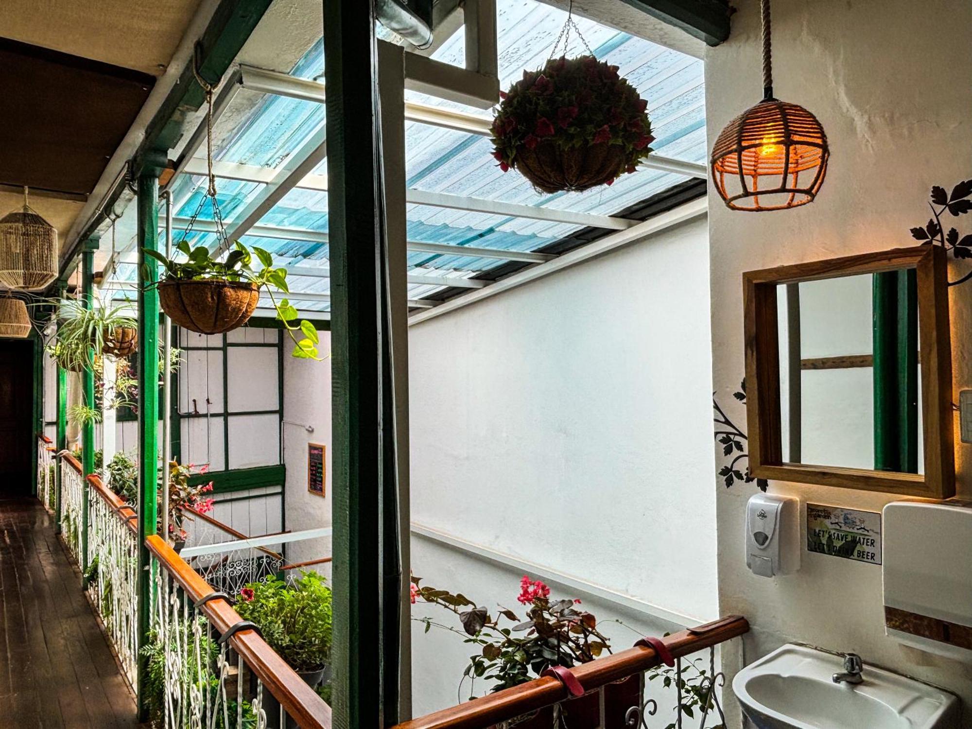 The Secret Garden Hostel Quito Exterior foto
